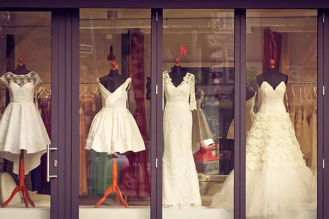 Hochzeitskleid auswählen 10 Monate vor der Hochzeit