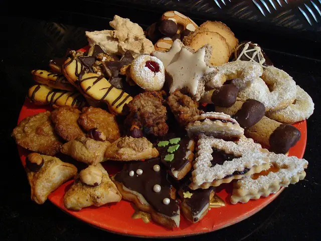 Gemeinsam backen Weihnachtsplätzchen verschenken